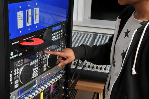 Schüler*innen machen bei uns selbst die Partymusik Schüler*innen machen bei uns selbst die Partymusik